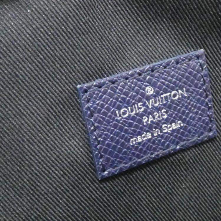 Pre Owned Louis Vuitton Avenue Navy Blue Taiga Leather Sling  Bag