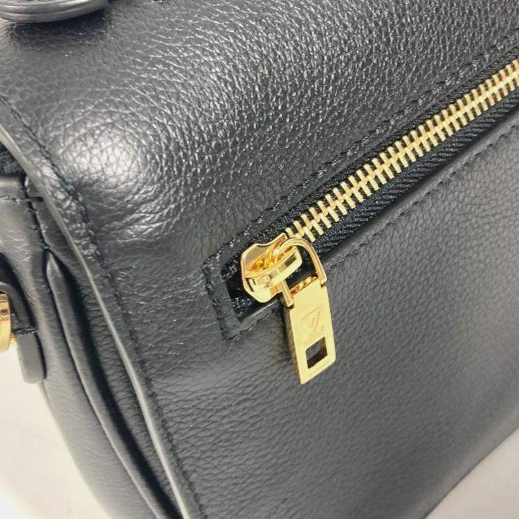 Pre Owned Louis Vuitton Oxford Lockme Black Leather Crossbody Bag