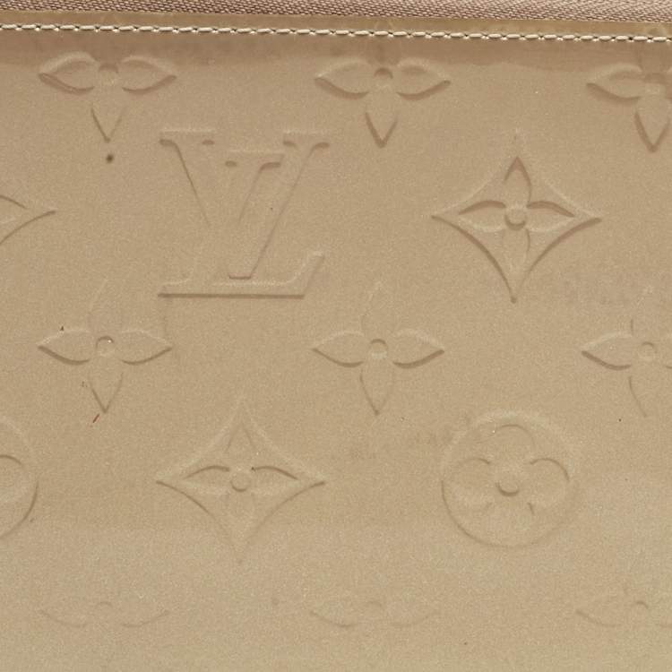 Pre Owned Louis Vuitton Beige Poudre Monogram Vernis Zippy Wallet