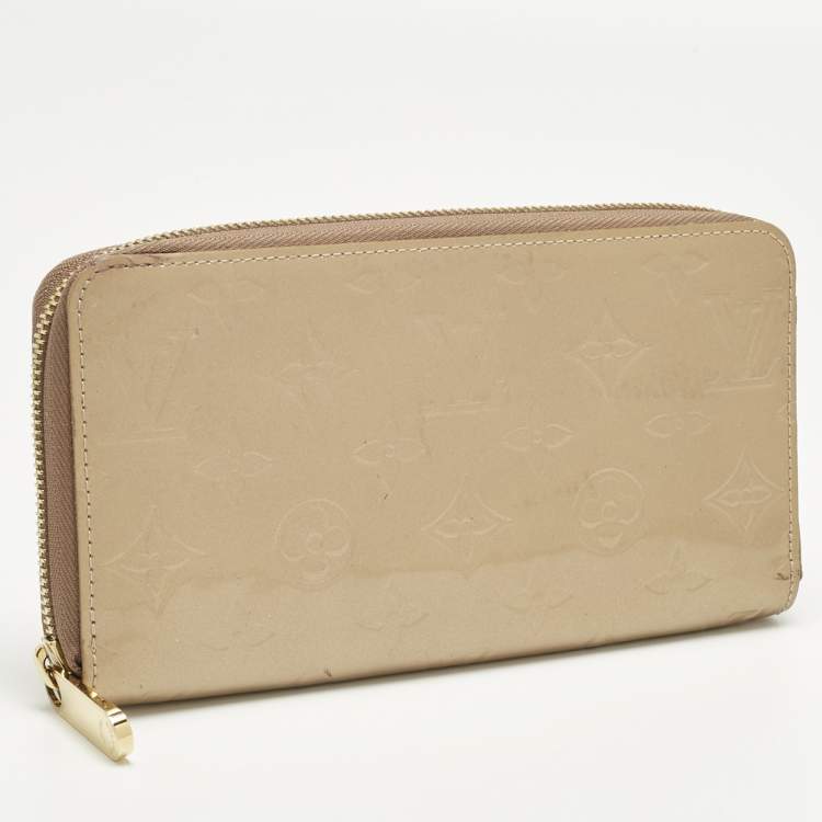 Pre Owned Louis Vuitton Beige Poudre Monogram Vernis Zippy Wallet
