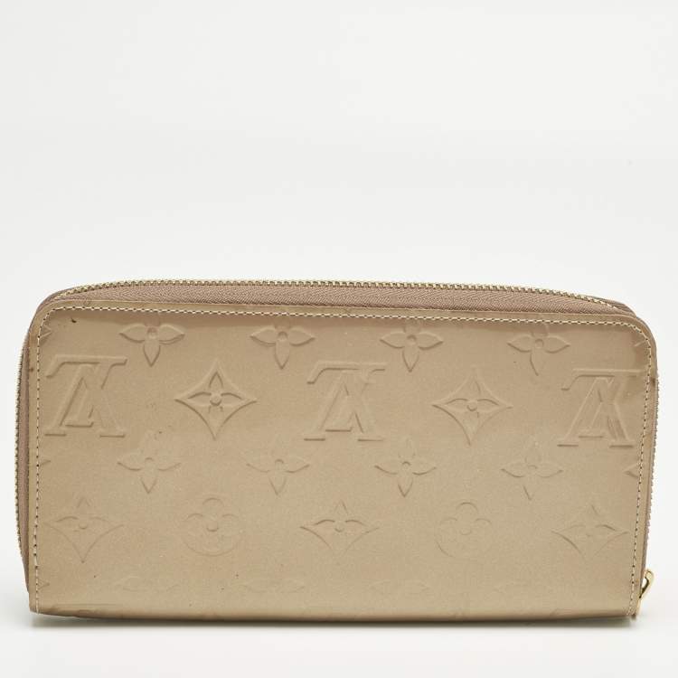 Pre Owned Louis Vuitton Beige Poudre Monogram Vernis Zippy Wallet