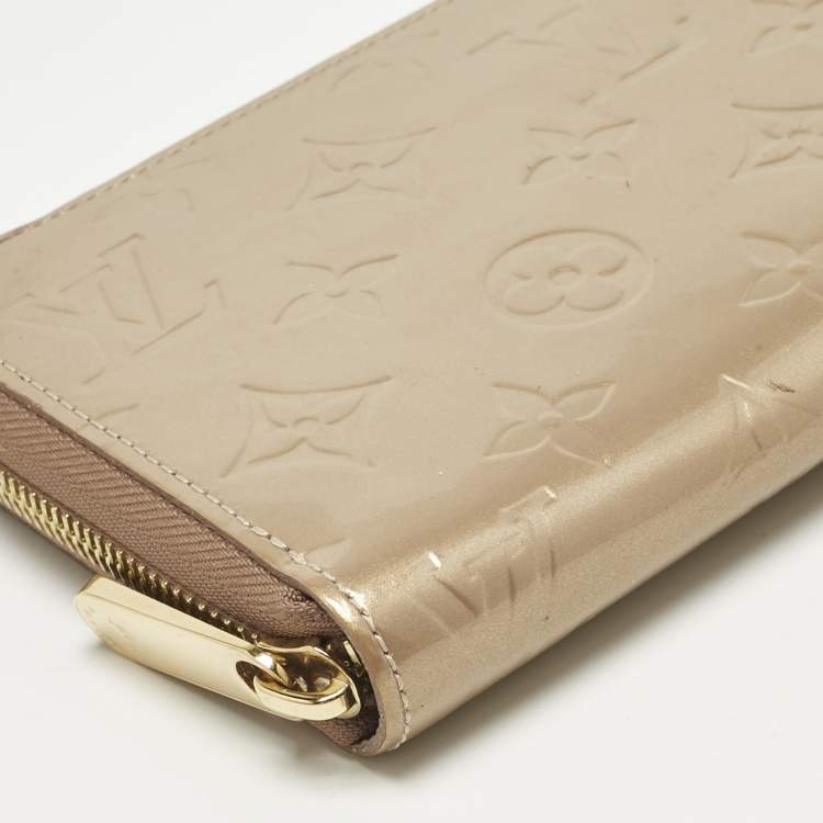 Pre Owned Louis Vuitton Beige Poudre Monogram Vernis Zippy Wallet