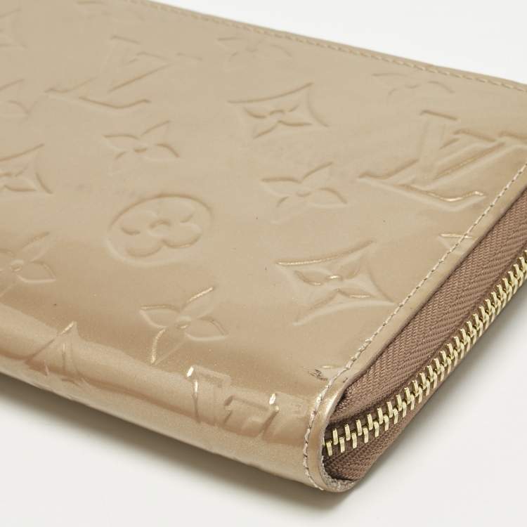 Pre Owned Louis Vuitton Beige Poudre Monogram Vernis Zippy Wallet