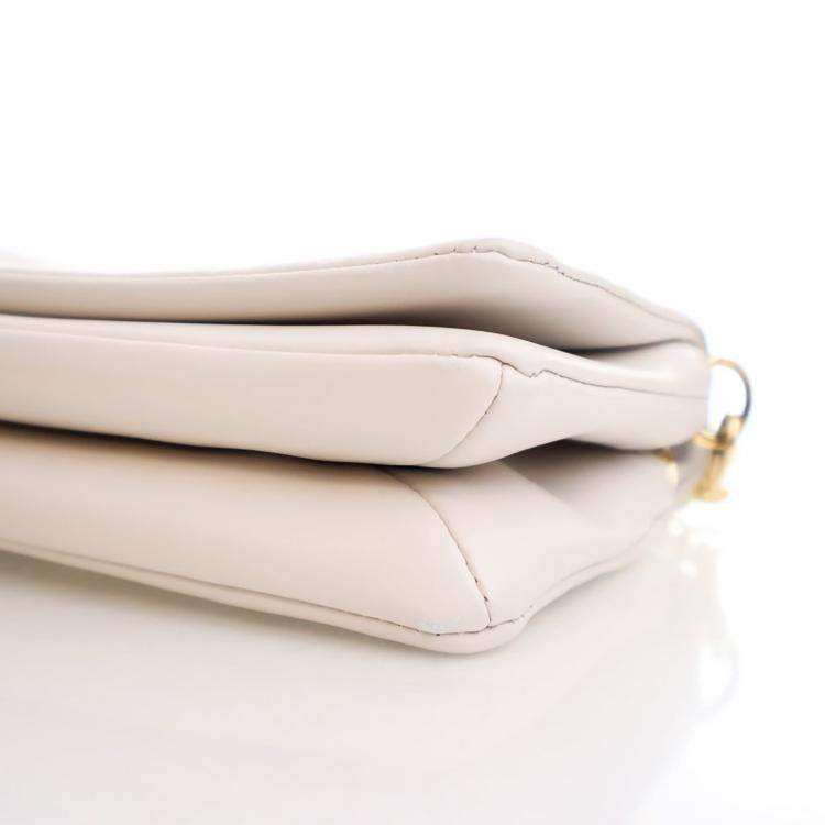 مملوكة مسبقًا Louis Vuitton White Monogram Lambskin Pochette Coussin