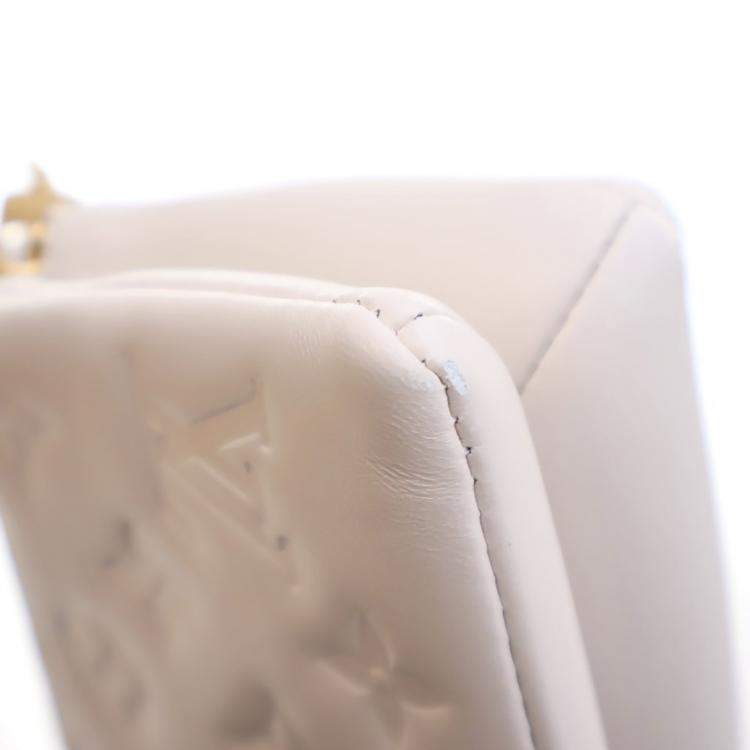 مملوكة مسبقًا Louis Vuitton White Monogram Lambskin Pochette Coussin
