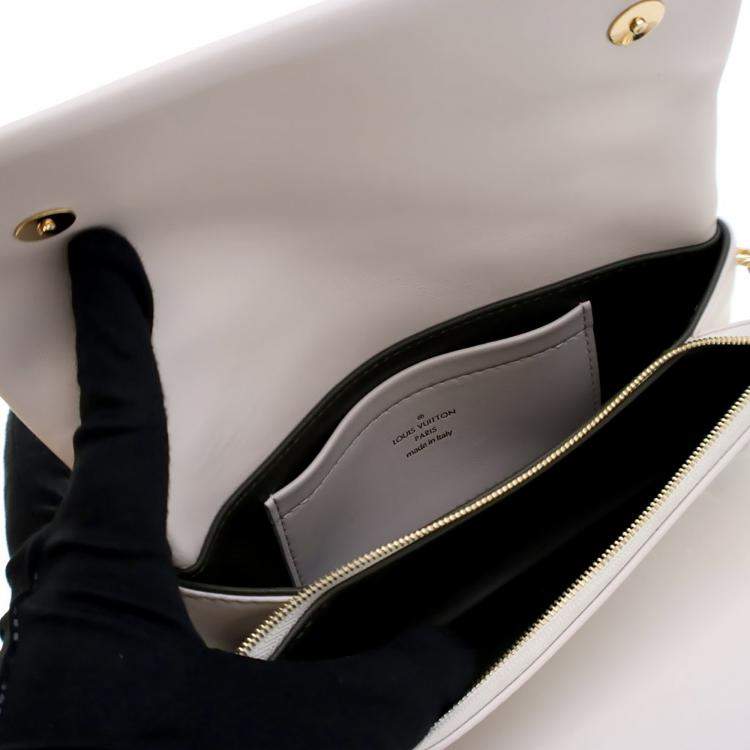 مملوكة مسبقًا Louis Vuitton White Monogram Lambskin Pochette Coussin