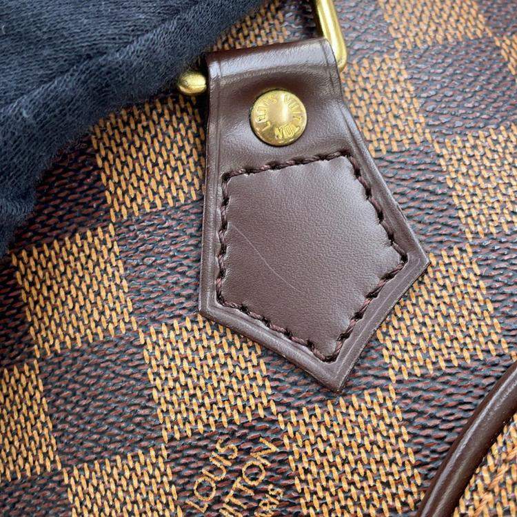 مملوكة مسبقًا Louis Vuitton Ellipse Red Damier Ebene Canvas Size PM