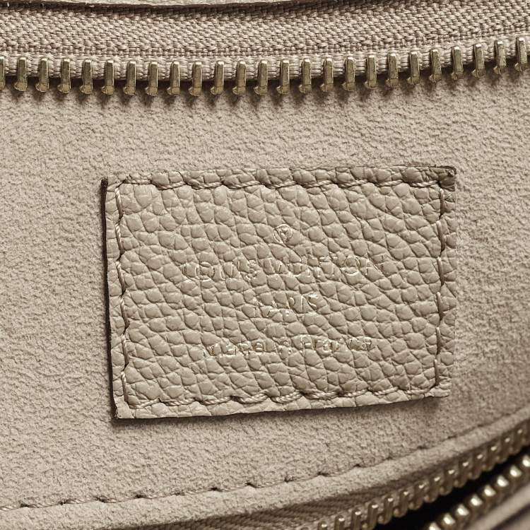 مملوكة مسبقًا Louis Vuitton CarryAll MM Tourterelle Monogram Giant Empreinte Leather Hobo