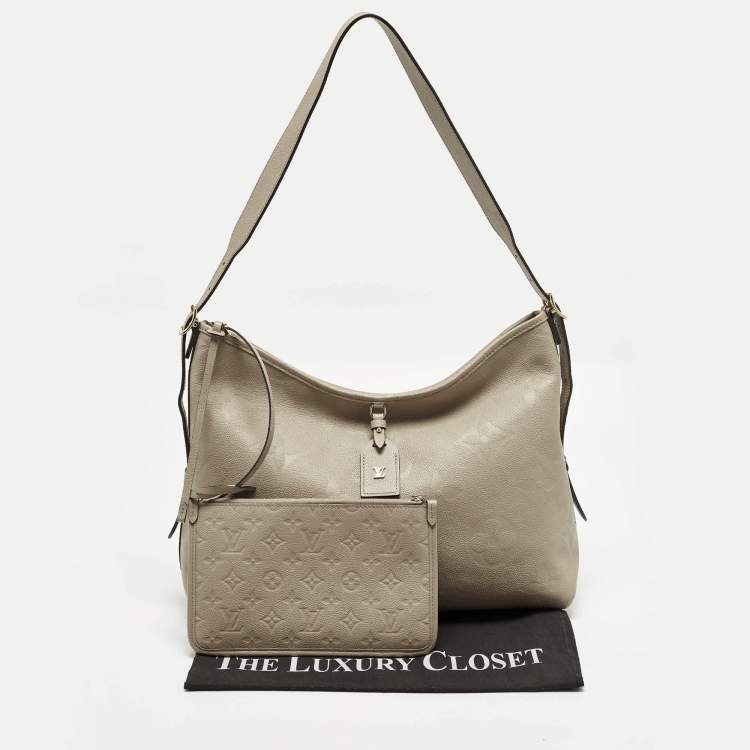 مملوكة مسبقًا Louis Vuitton CarryAll MM Tourterelle Monogram Giant Empreinte Leather Hobo