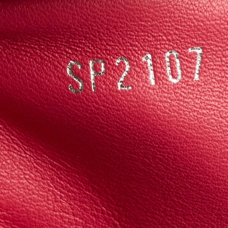مملوكة مسبقًا Louis Vuitton Black Leather Capucines MM Bag