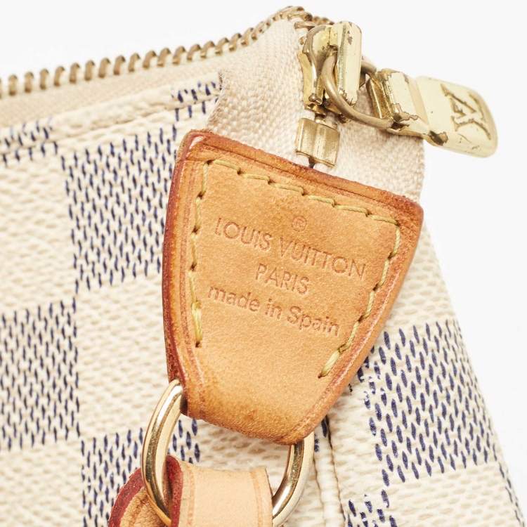 مملوكة مسبقًا Louis Vuitton White Damier Azur Canvas Pochette Accessoires Shoulder Bag