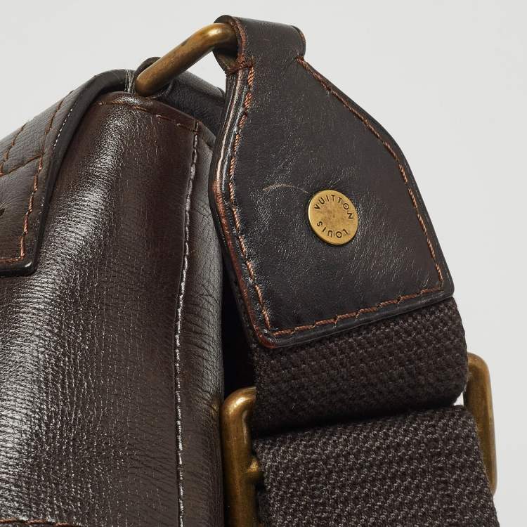 Pre Owned Louis Vuitton Coffee Utah Leather Yuma Small Messenger Bag
