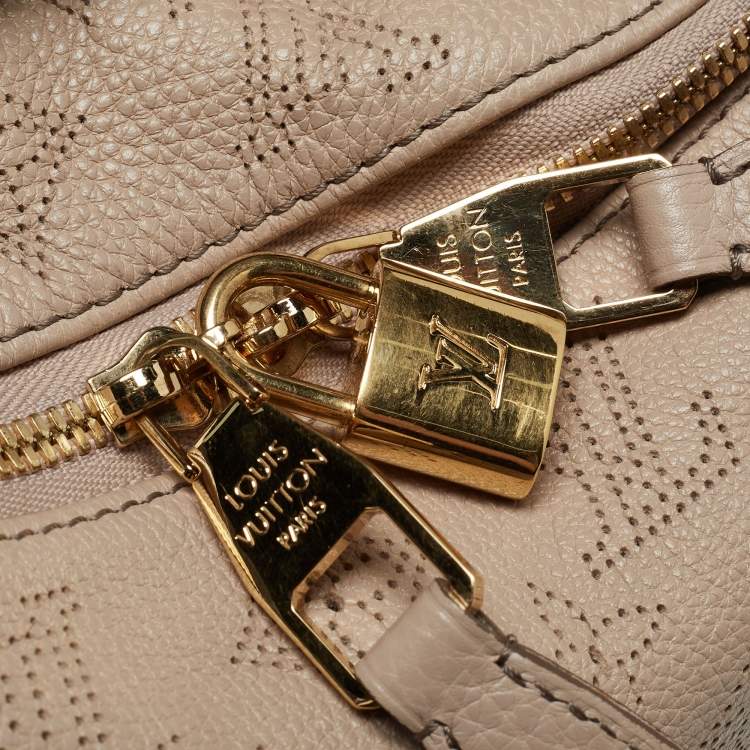 مملوكة مسبقًا Louis Vuitton Sandy Monogram Mahina Leather Selene MM Bag