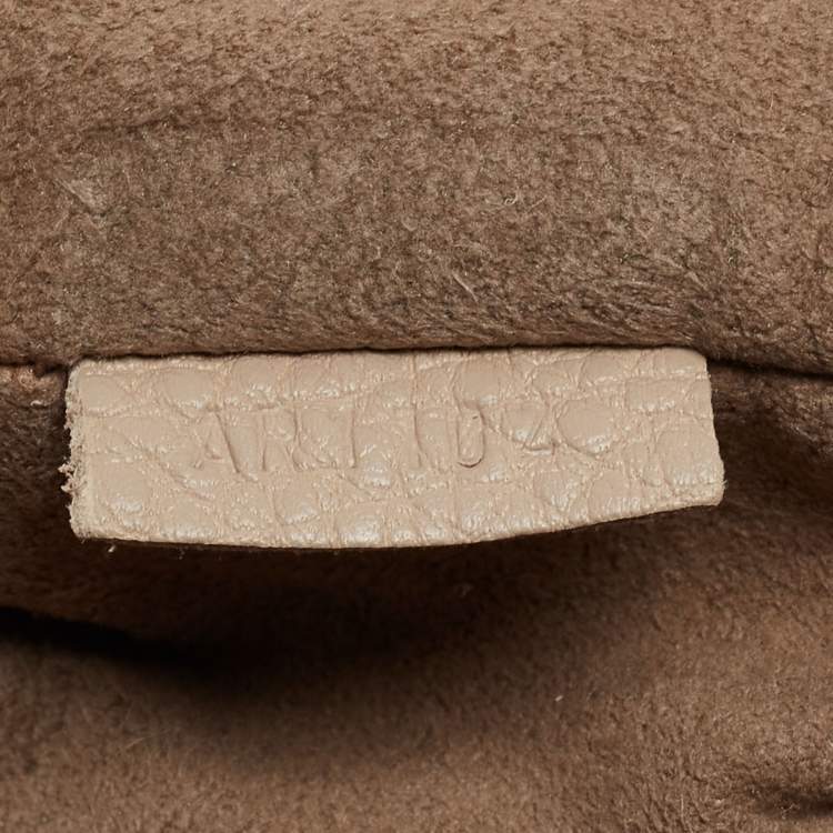 مملوكة مسب�قًا Louis Vuitton Sandy Monogram Mahina Leather Selene MM Bag
