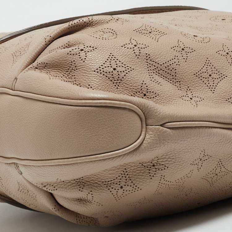 مملوكة مسبقًا Louis Vuitton Sandy Monogram Mahina Leather Selene MM Bag