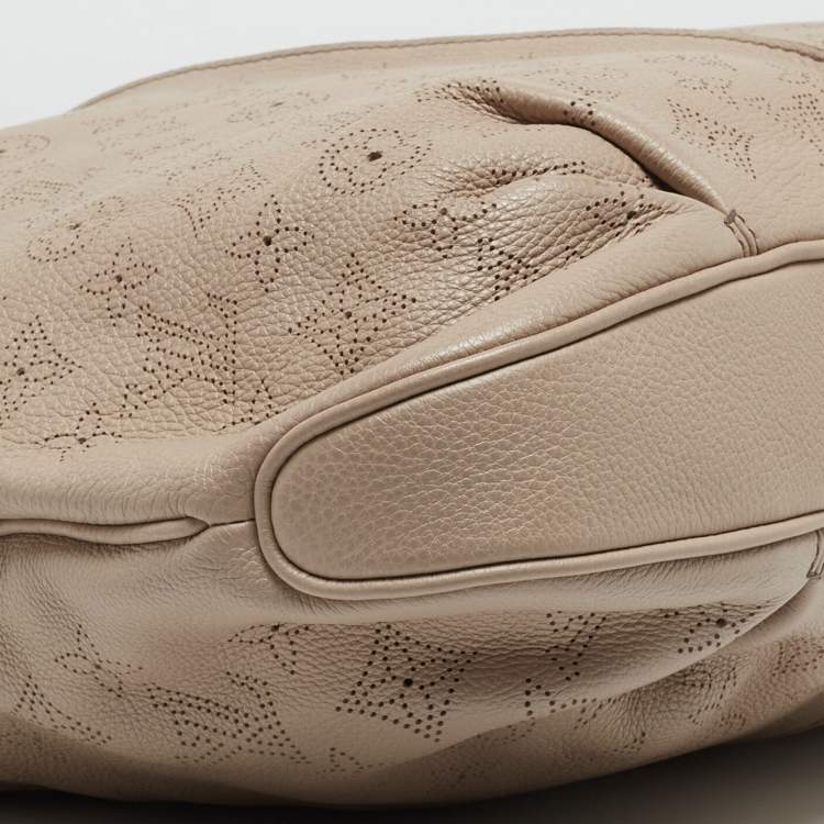 مملوكة مسبقًا Louis Vuitton Sandy Monogram Mahina Leather Selene MM Bag