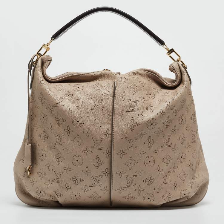 مملوكة مسبقًا Louis Vuitton Sandy Monogram Mahina Leather Selene MM Bag