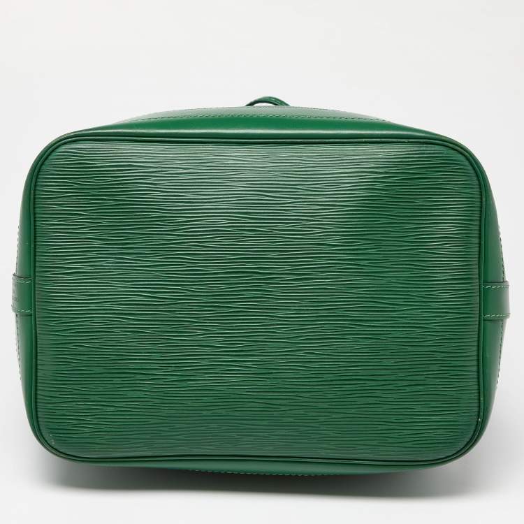 مملوكة مسبقًا Louis Vuitton Borneo Green Epi Leather Noe Bag
