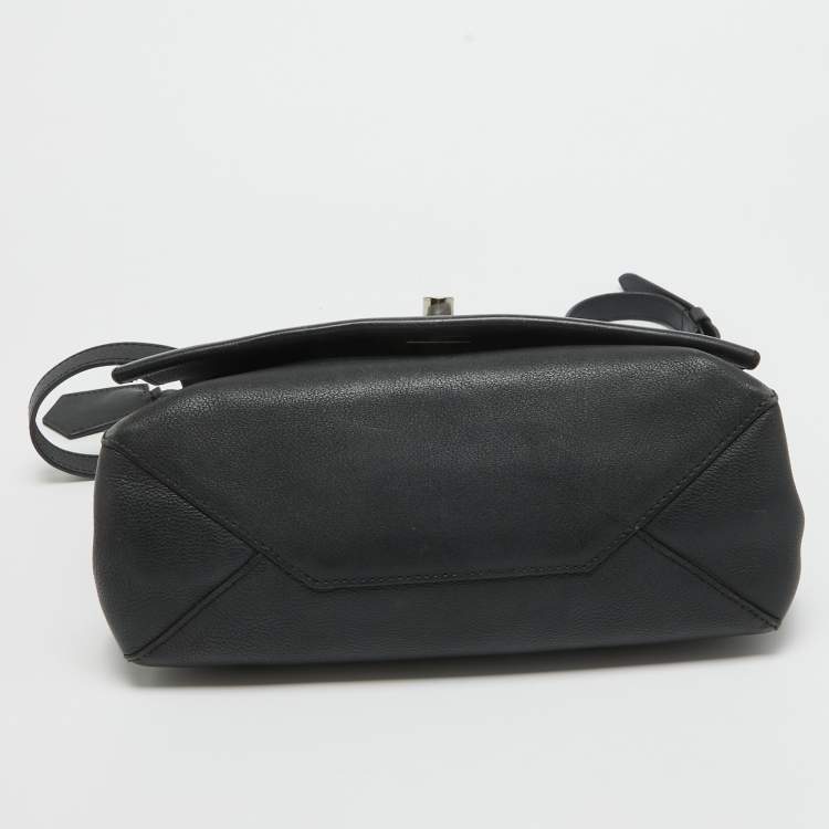مملوكة مسبقًا Louis Vuitton Black Leather Lockme II Bag