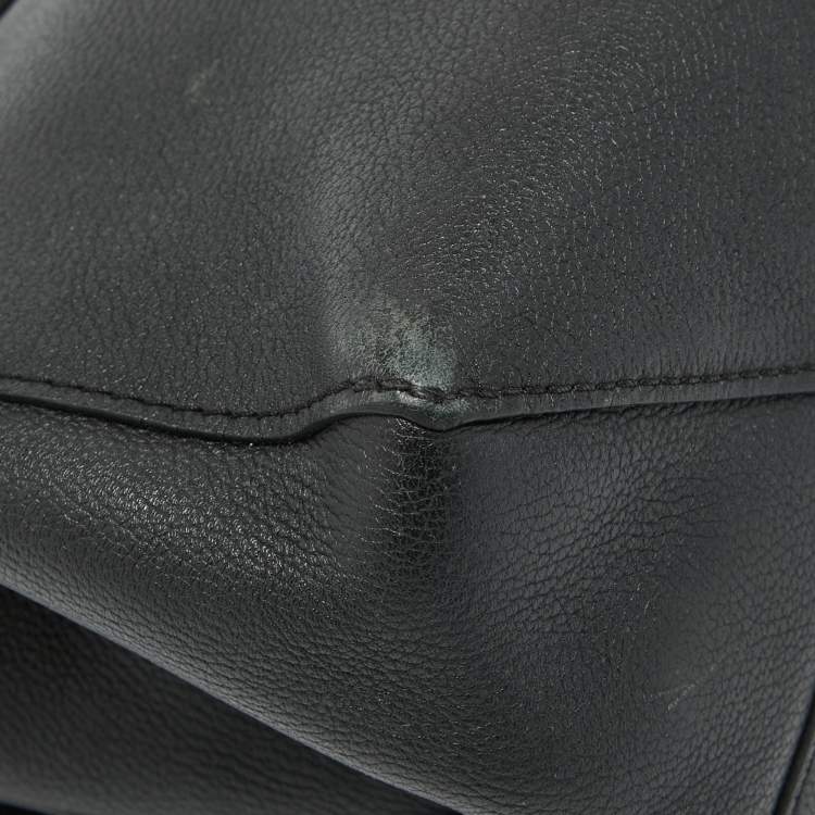 مملوكة مسبقًا Louis Vuitton Black Leather Lockme II Bag