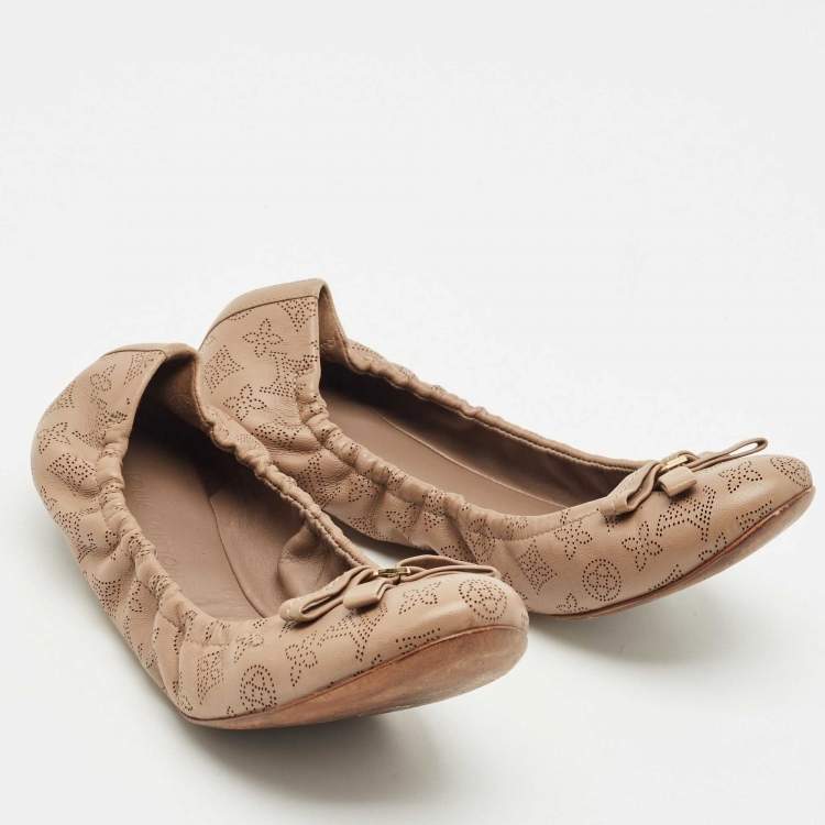 Pre Owned Louis Vuitton Beige Monogram Mahina Leather Elba Scrunch Ballet Flats Size 39