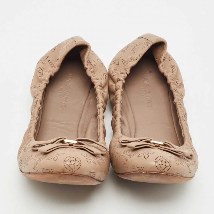 Pre Owned Louis Vuitton Beige Monogram Mahina Leather Elba Scrunch Ballet Flats Size 39