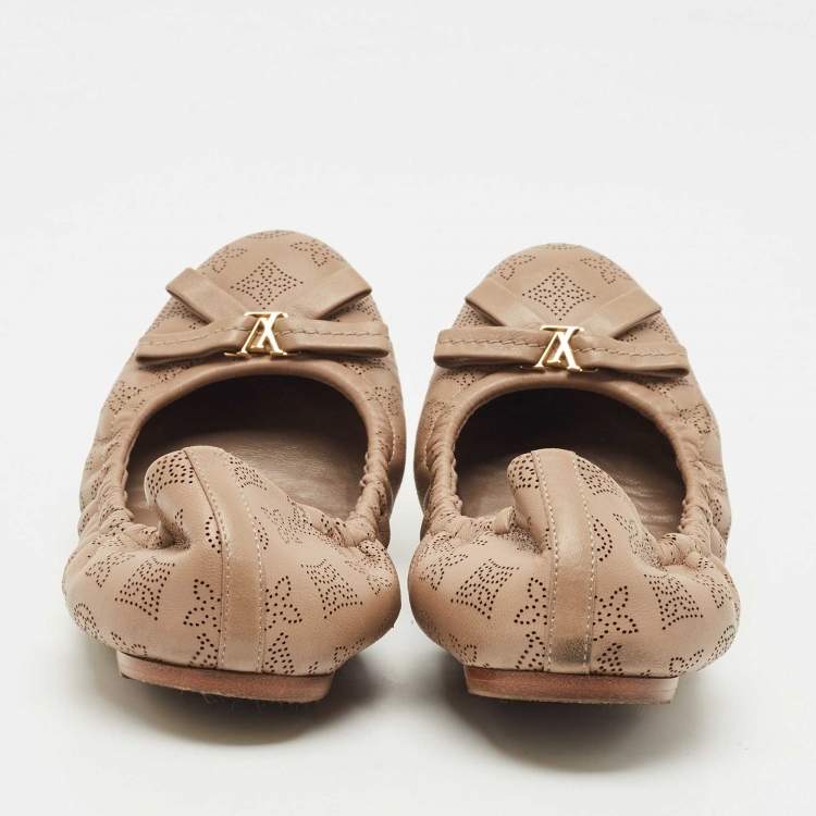 Pre Owned Louis Vuitton Beige Monogram Mahina Leather Elba Scrunch Ballet Flats Size 39