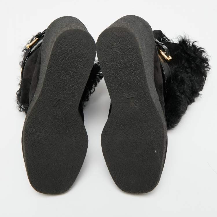 مملوكة مسبقًا حذاء بوت للكاحل من الفرو السويدي الأسود من لويس فيتون مع نعل إسفين مقاس 37