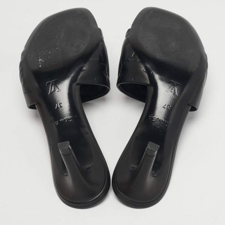 مملوكة مسبقًا Louis Vuitton Revival Size 37 Black Monogram Embossed Leather Slide Sandals