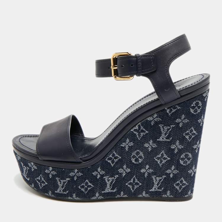 مملوكة مسبقًا Louis Vuitton Waterfall Size 39.5 Navy Blue Leather and Monogram Denim Wedge Sandals