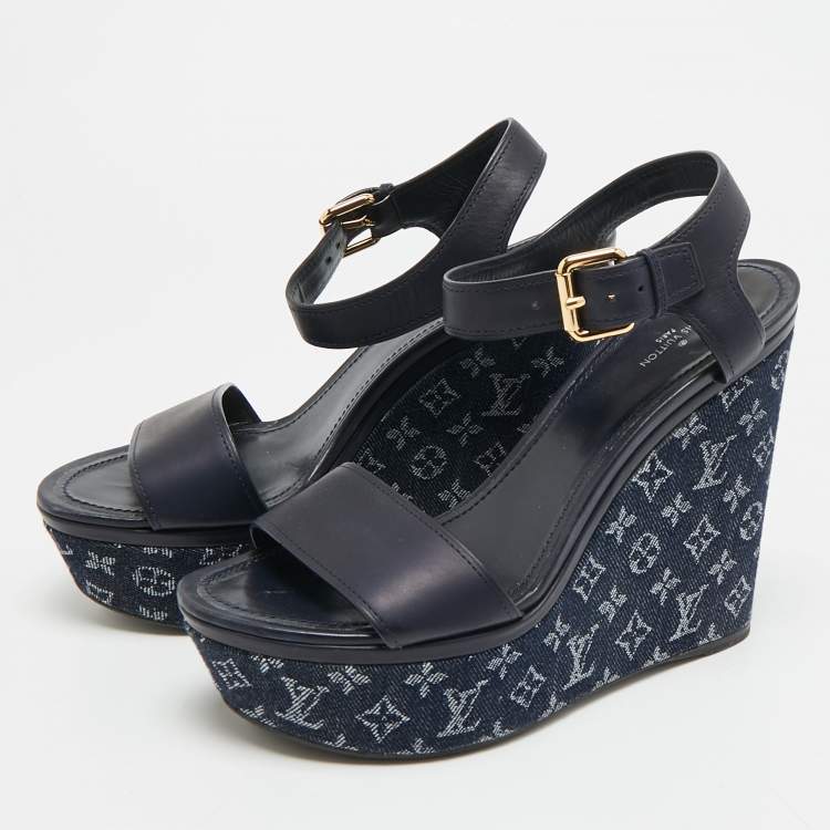 مملوكة مسبقًا Louis Vuitton Waterfall Size 39.5 Navy Blue Leather and Monogram Denim Wedge Sandals