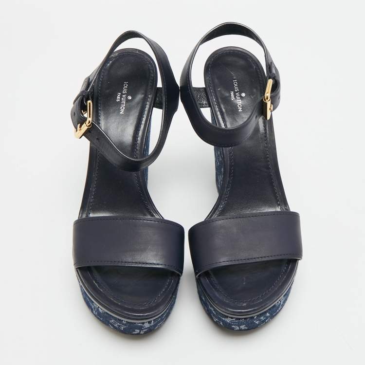 مملوكة مسبقًا Louis Vuitton Waterfall Size 39.5 Navy Blue Leather and Monogram Denim Wedge Sandals