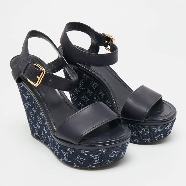 مملوكة مسبقًا Louis Vuitton Waterfall Size 39.5 Navy Blue Leather and Monogram Denim Wedge Sandals