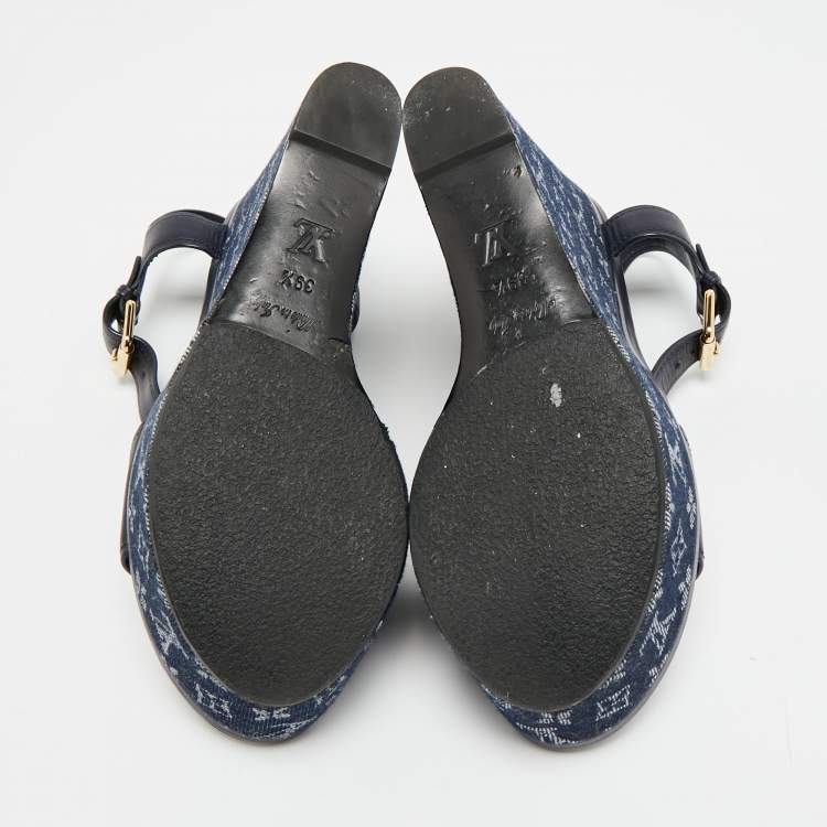 مملوكة مسبقًا Louis Vuitton Waterfall Size 39.5 Navy Blue Leather and Monogram Denim Wedge Sandals