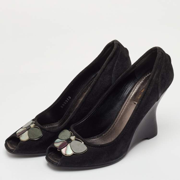 مملوكة مسبقًا Louis Vuitton Size 39.5 Black Suede Butterfly Peep Toe Wedge Pumps