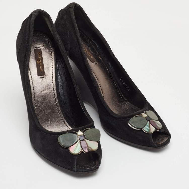 مملوكة مسبقًا Louis Vuitton Size 39.5 Black Suede Butterfly Peep Toe Wedge Pumps