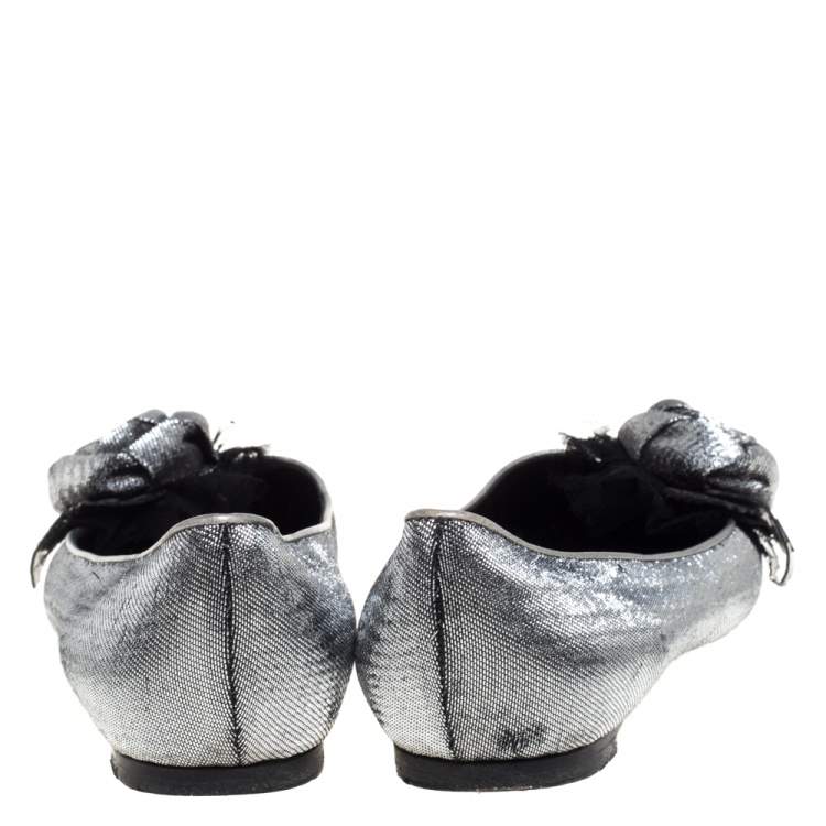 مملوكة مسبقًا Louis Vuitton Silver/Black Lamé Fabric Rose Applique Embellished Ballet Flats Size 39.5