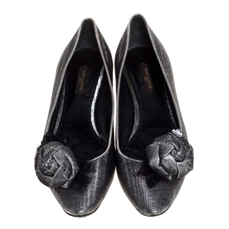 مملوكة مسبقًا Louis Vuitton Silver/Black Lamé Fabric Rose Applique Embellished Ballet Flats Size 39.5