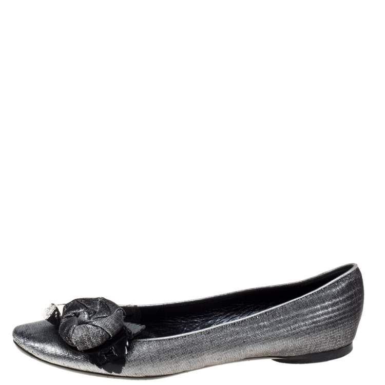 مملوكة مسبقًا Louis Vuitton Silver/Black Lamé Fabric Rose Applique Embellished Ballet Flats Size 39.5