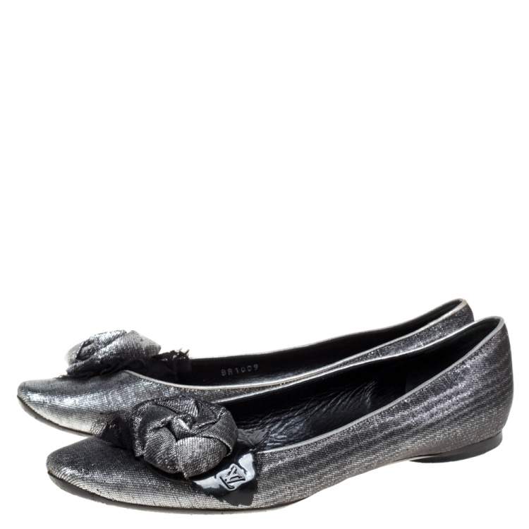 مملوكة مسبقًا Louis Vuitton Silver/Black Lamé Fabric Rose Applique Embellished Ballet Flats Size 39.5