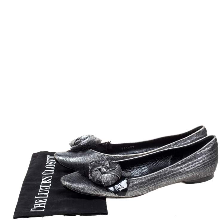 مملوكة مسبقًا Louis Vuitton Silver/Black Lamé Fabric Rose Applique Embellished Ballet Flats Size 39.5