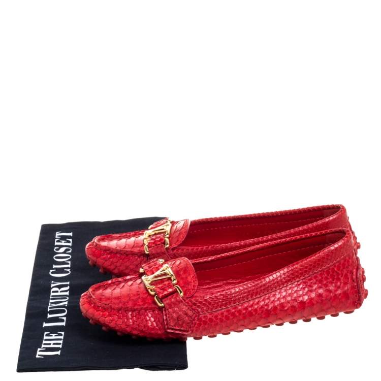 مملوكة مسبقًا Louis Vuitton Red Python Leather Loafers Size 35