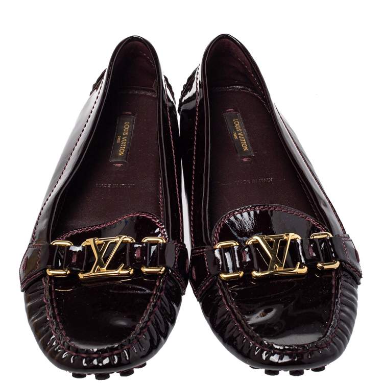 مملوكة مسبقًا Louis Vuitton Burgundy Patent Leather Oxford Slip On Loafers Size 38.5