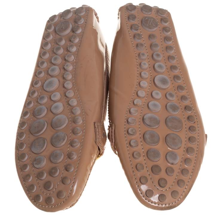 مملوكة مسبقًا Louis Vuitton Beige Patent Leather  Logo Loafers Size 38