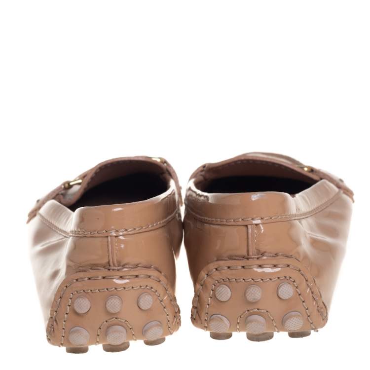 مملوكة مسبقًا Louis Vuitton Beige Patent Leather  Logo Loafers Size 38