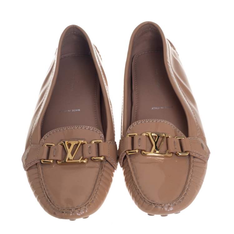 مملوكة مسبقًا Louis Vuitton Beige Patent Leather  Logo Loafers Size 38