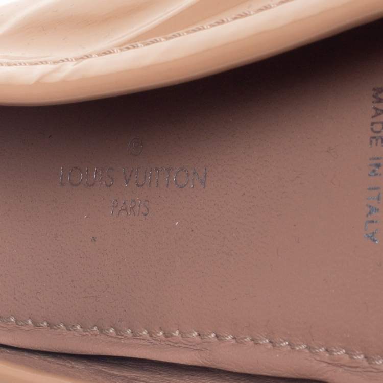 مملوكة مسبقًا Louis Vuitton Beige Patent Leather  Logo Loafers Size 38