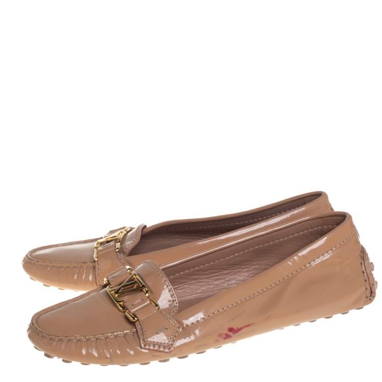 مملوكة مسبقًا Louis Vuitton Beige Patent Leather  Logo Loafers Size 38