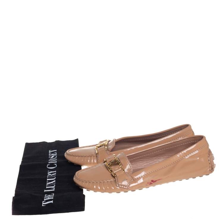 مملوكة مسبقًا Louis Vuitton Beige Patent Leather  Logo Loafers Size 38