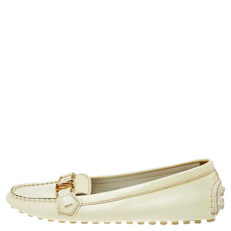 Pre Owned Louis Vuitton Cream Patent Leather Logo Loafers Size 39.5